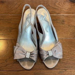 Nina Silky Silver/Gray Dress Sandals Size 7